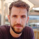 体育分析专家张伟的正面肖像照片，戴眼镜微笑